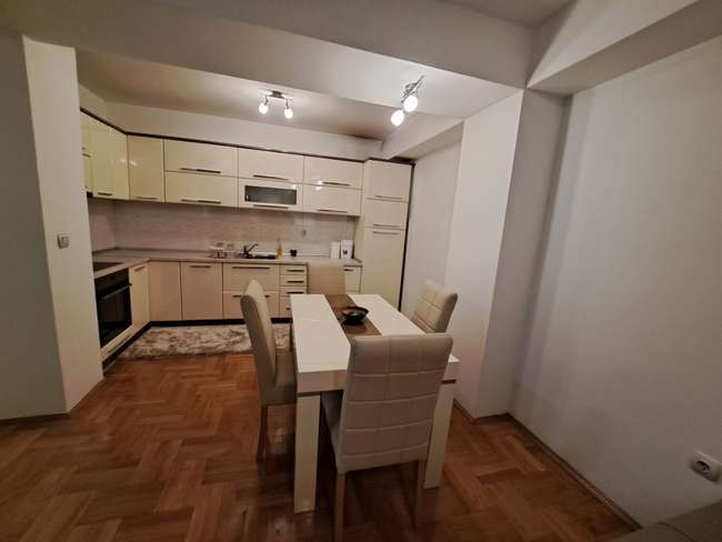 Се изнајмува 3-собен стан во Центар, МВР - 3