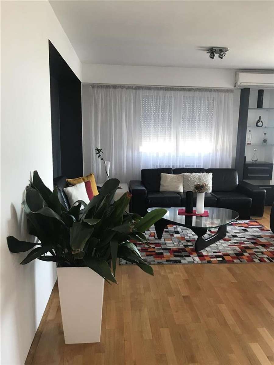 Се продава наместен 4-собен стан во Центар, спроти МВР - 1