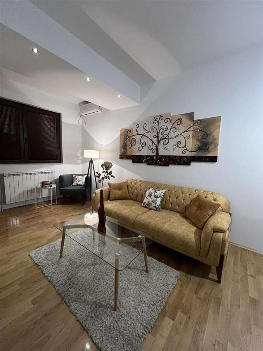 Се продава двособен стан во Центар, во близина на МВР - 1