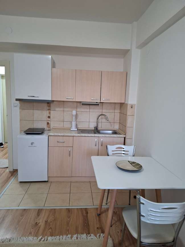 Се изнајмува гарсоњера во Центар, Капиштец - slika 2