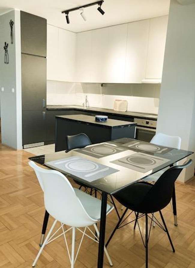 Се изнајмува 3-собен дуплекс стан во Центар, спроти Лимак - 2