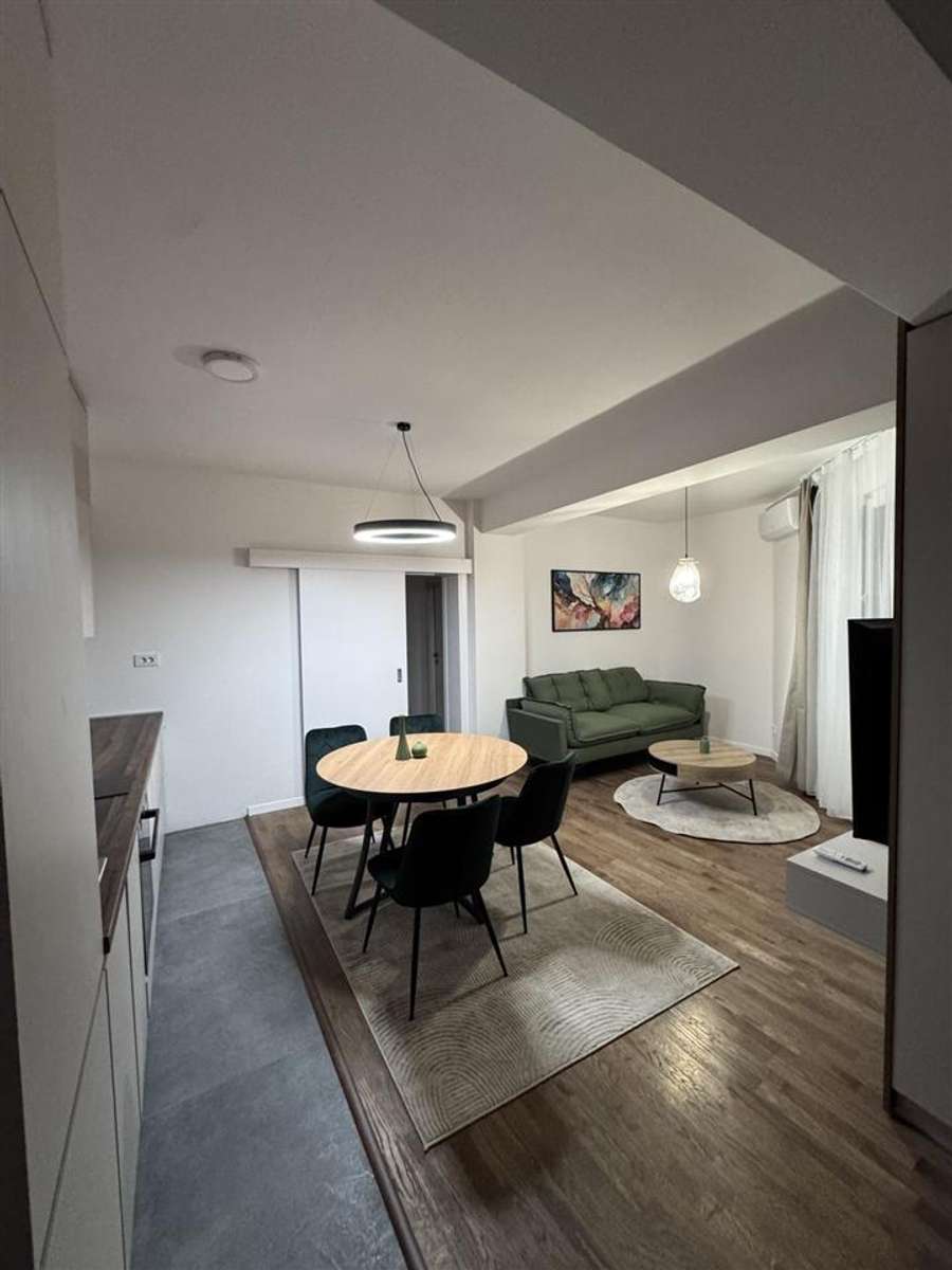 Наместен модерен трособен стан во Центар - 1