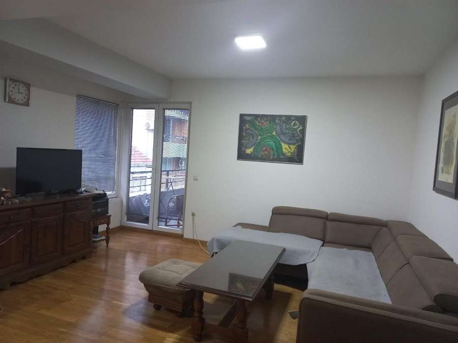 Полунаместен трособен стан во Дебар Маало - 1