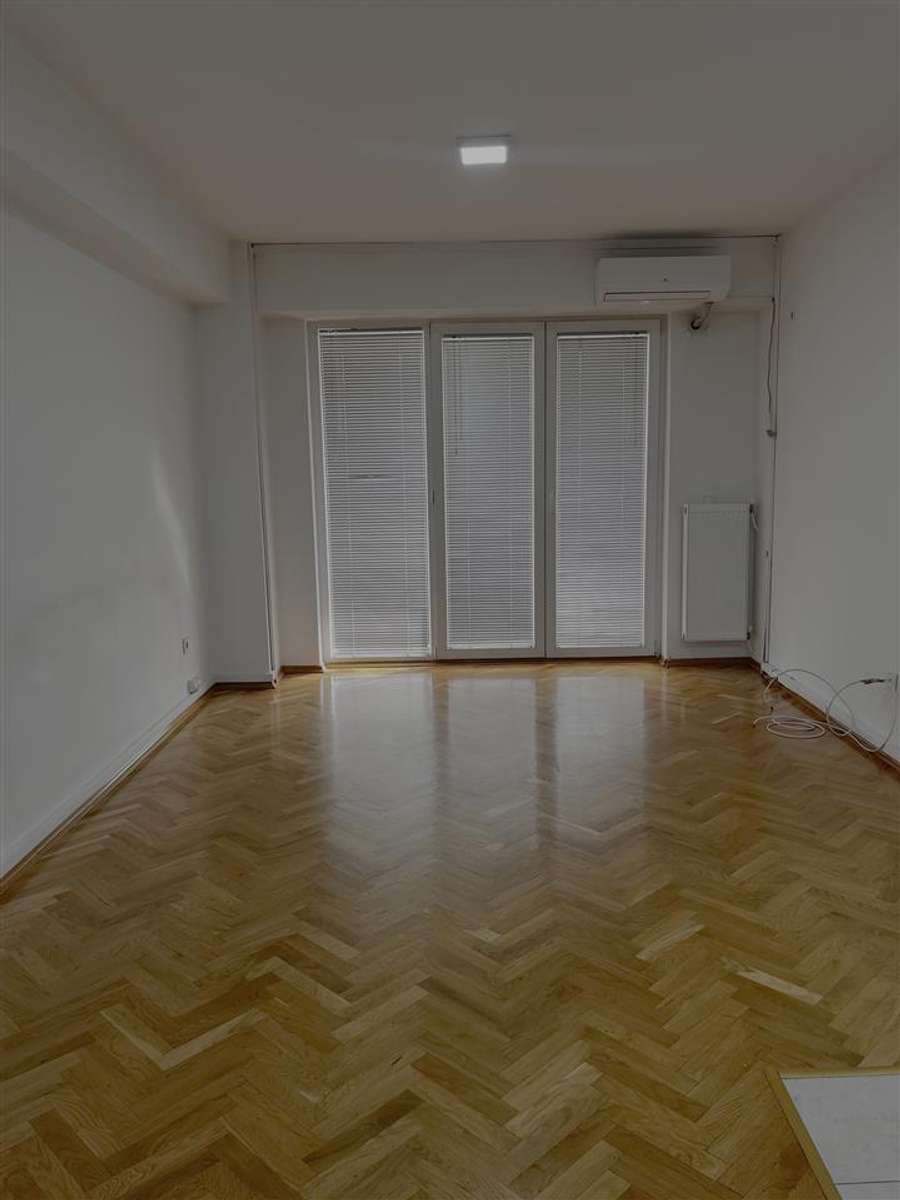 Се изнајмува празен стан кој може да се користи за живеење - 1