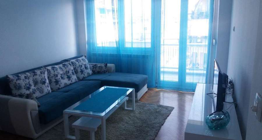 Се изнајмува наместен трособен стан во Центар на 50та Дивизија - 1