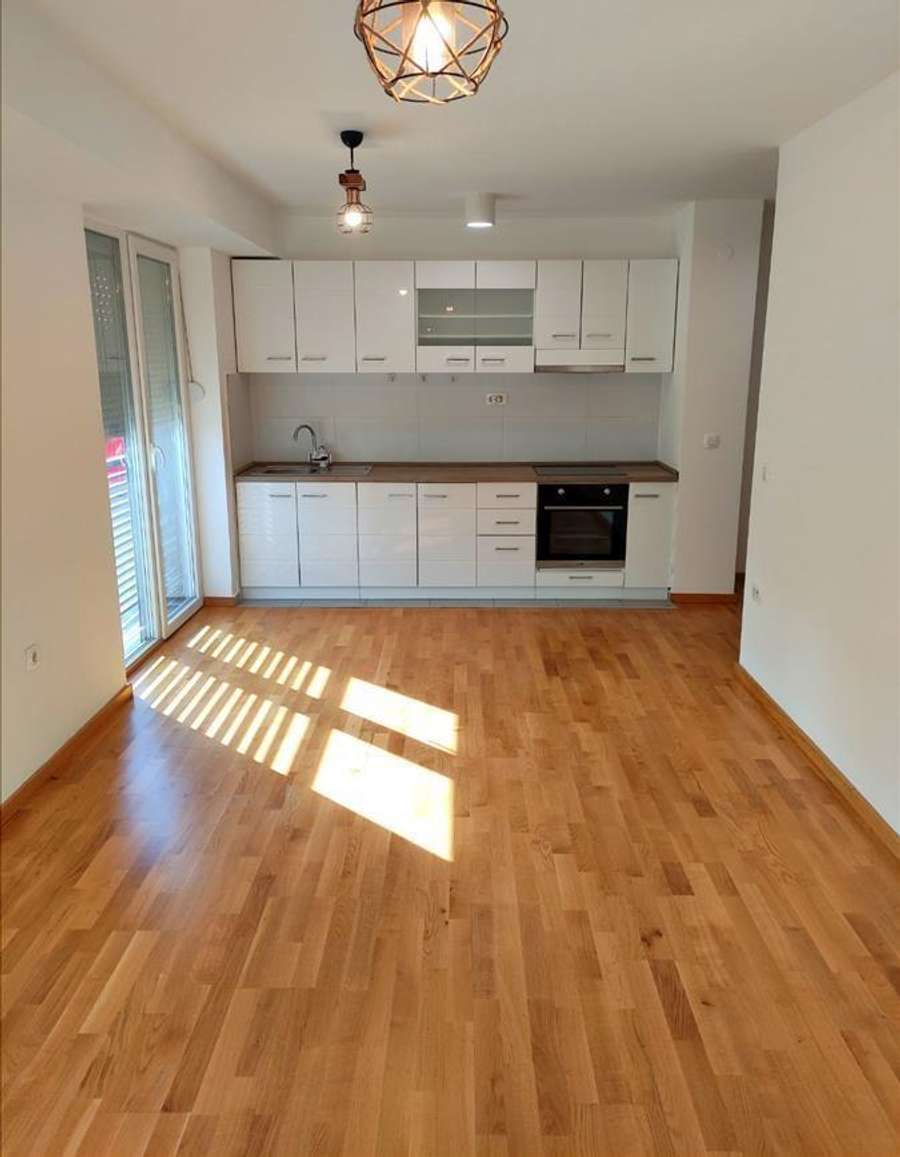 Празен трособен стан во Мичурин - 1