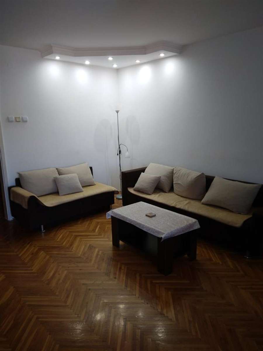 Се изнајмува трособен стан во Центар, Соборен храм - 1