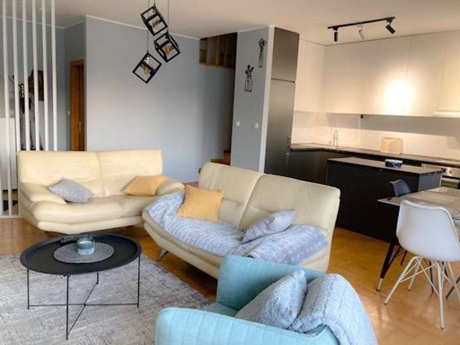 Се изнајмува 3-собен дуплекс стан во Центар, спроти Лимак - 1