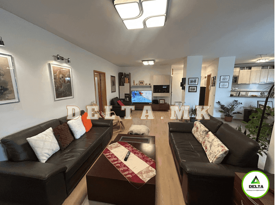 Се продава простран трособен стан во Центар кај Католичка црква - 1