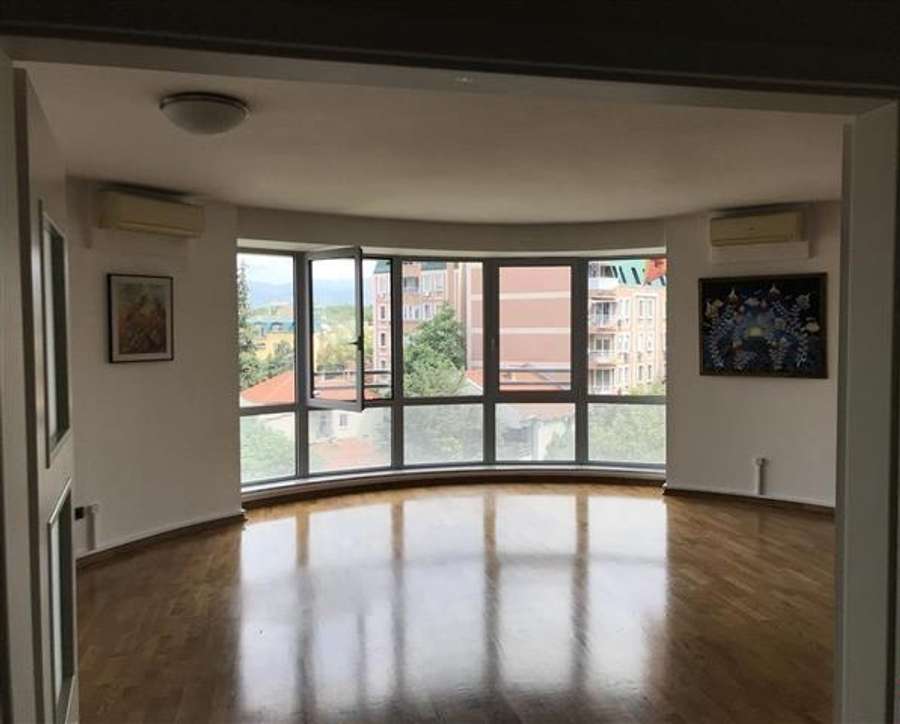 Деловен простор во Дебар Маало - 1