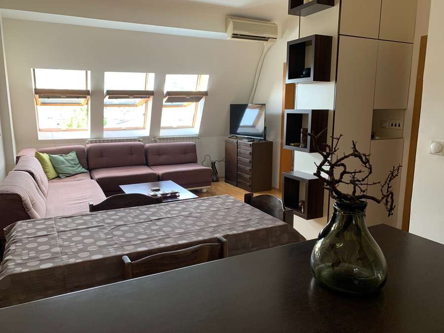 SE IZDAVA NAMESTEN DVOSOBEN STAN VO CENTAR-UNIVERZALNA - 1