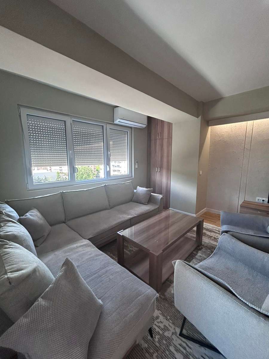 Се изнајмува 3-собен стан во Центар, Јужен Булевар - 1