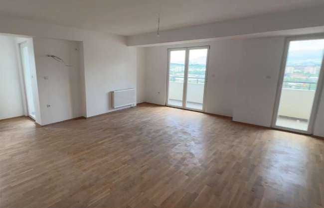 Се продава троосбен стан во комплексот Космос - 3