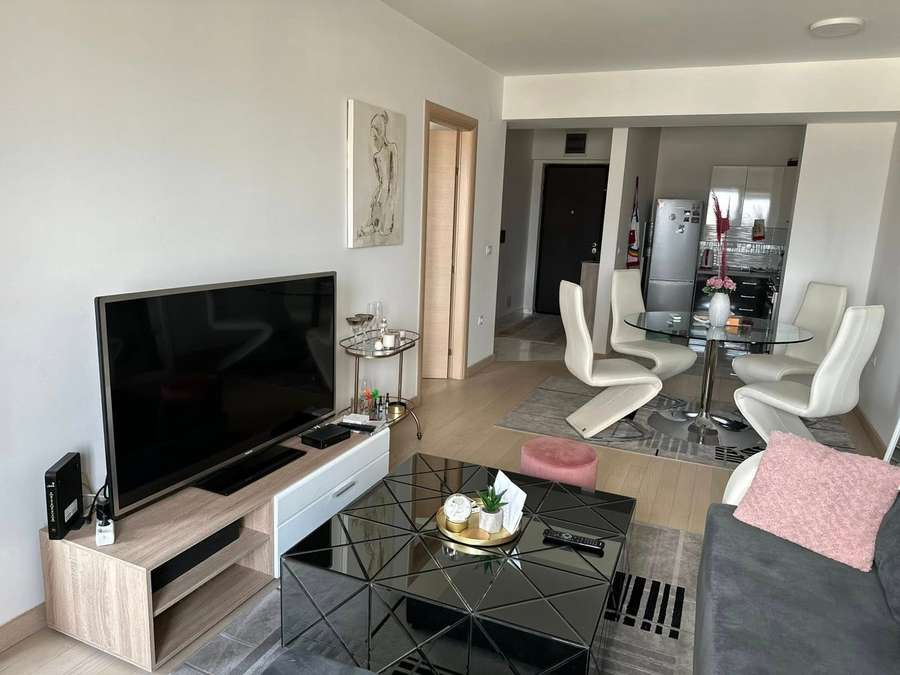 Се продава наместен двособен стан во Flatiron, Адора - 1