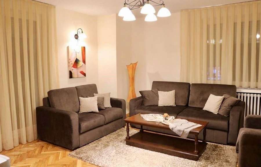 SE IZDAVA NAMESTEN TROSOBEN STAN VO CENTAR, GRADSKI ZID - 1