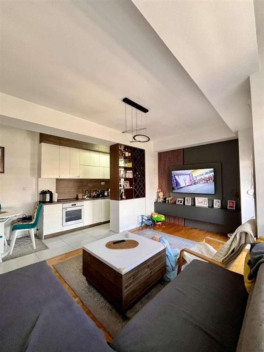 Се продава трособен стан во Аеродром, спроти Американ - 1