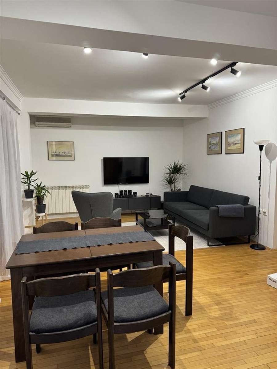 Се изнајмува 3-собен стан во Центар, Католичка - 1