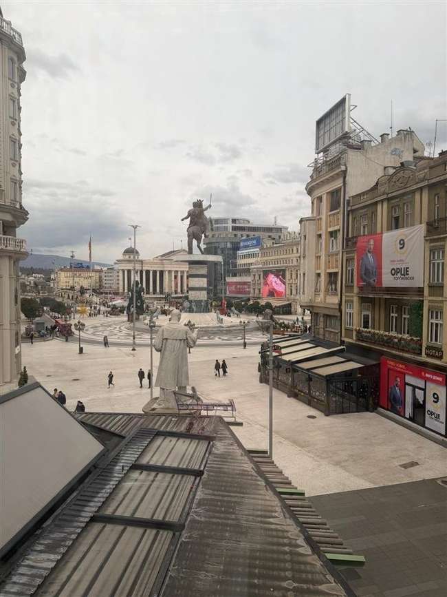 Се издава канцелариски простор во Центар, на плоштад - 3