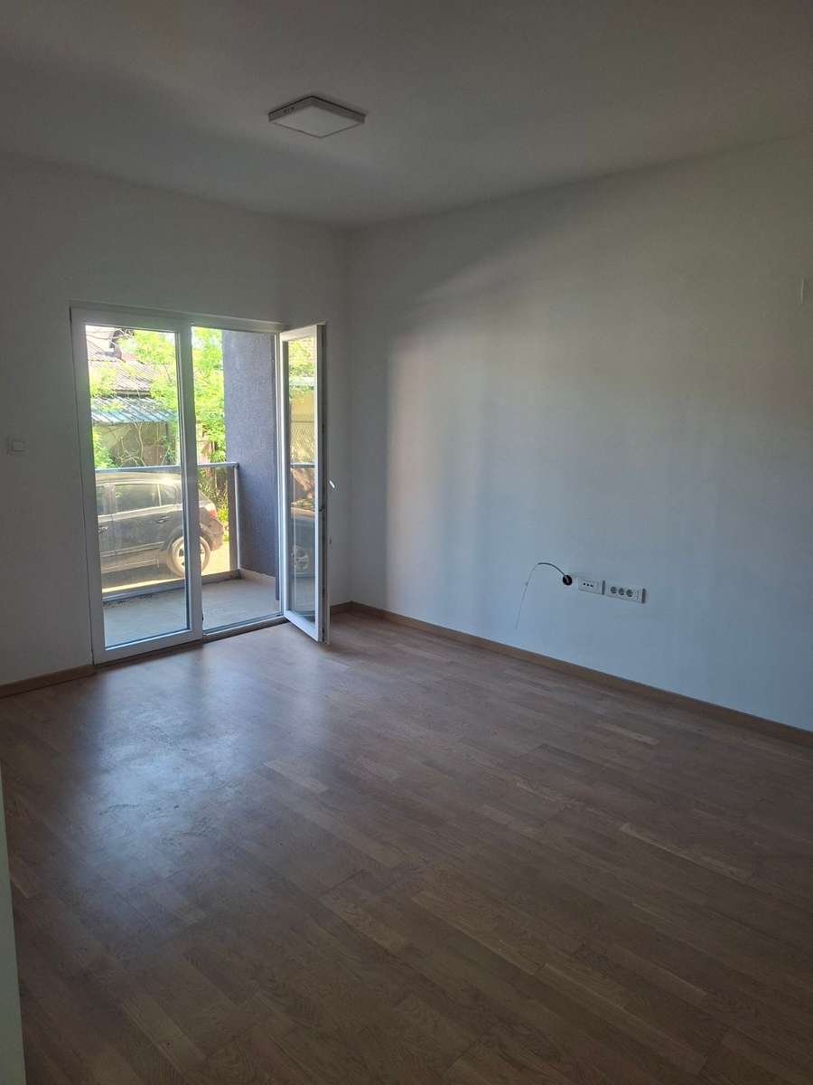 Трособен стан за деловна намена во Аеродром, Мичурин - 1