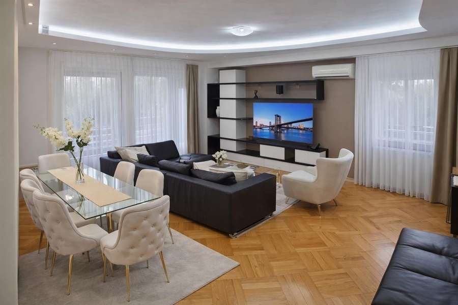 Се изнајмува 3-собен стан во Центар, Дебар Маало - 1