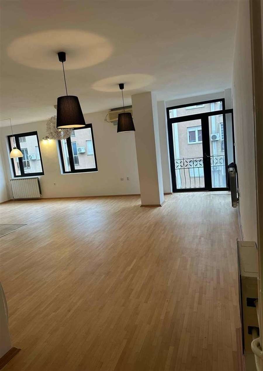 Се продава 4-собен стан во Центар, Капиштец - 1