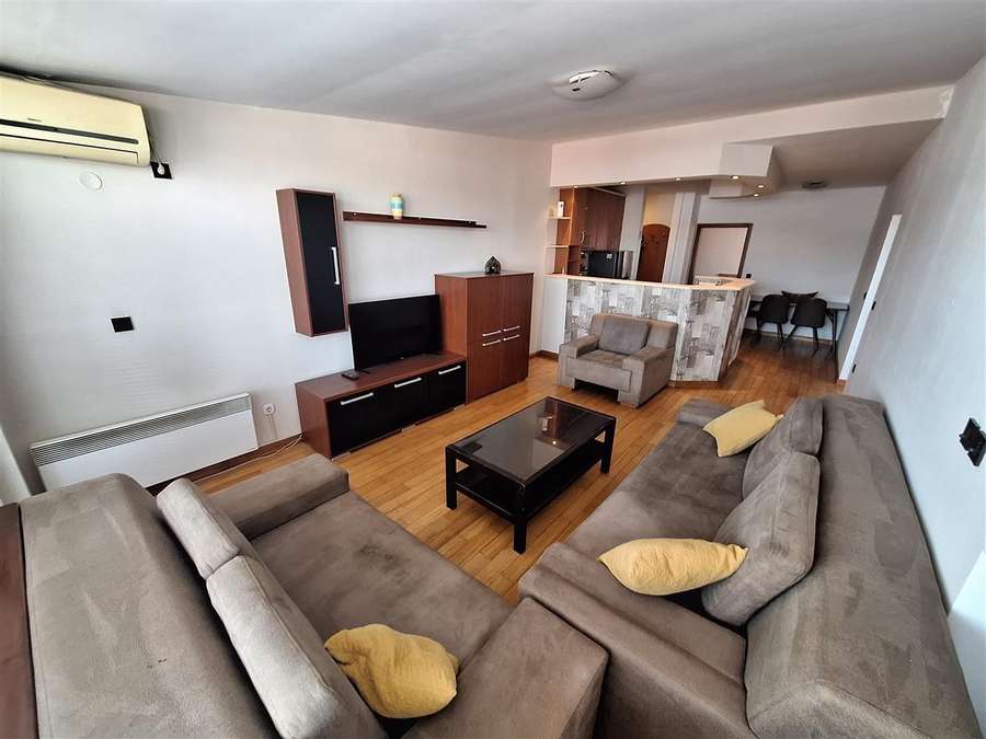 Се изнајмува 4-собен стан во Центар, Соборен храм - 1