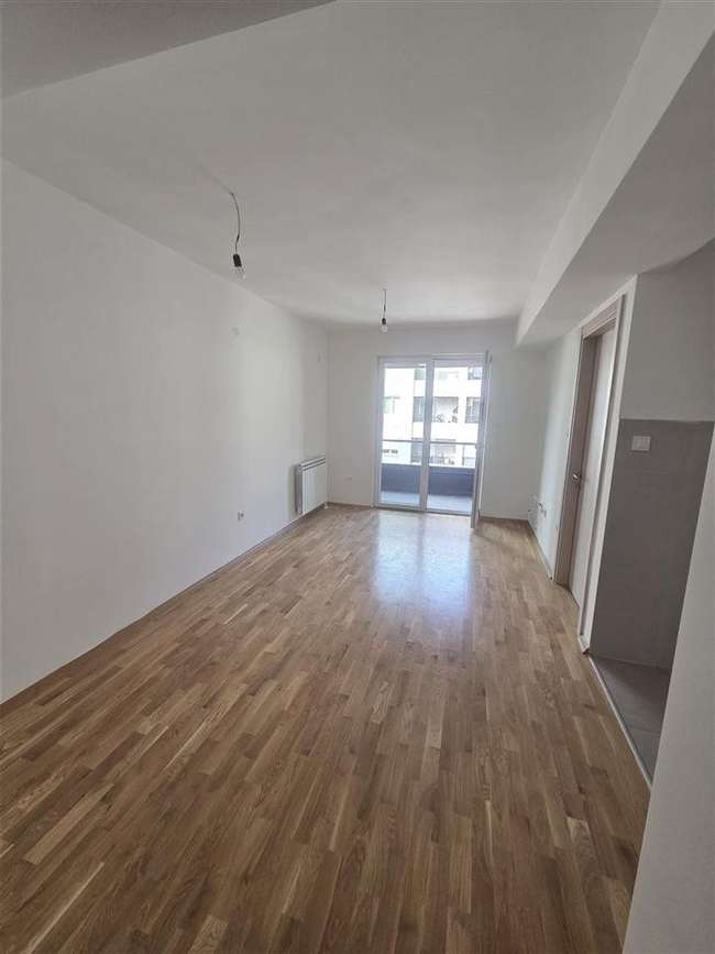 SE IZDAVA PRAZEN STAN ZA KANCELARIJA VO AERODROM-TOBAKO 2 - 3