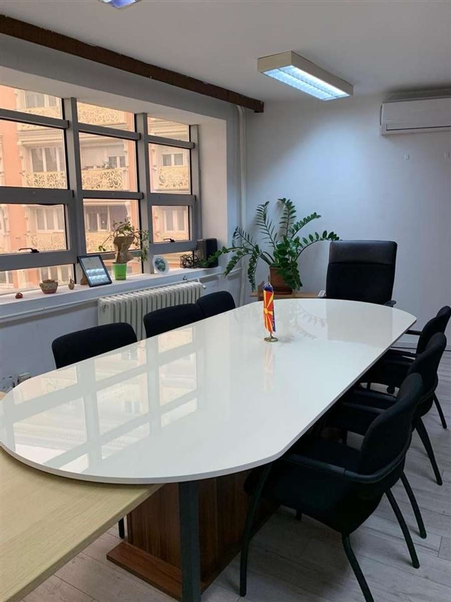 Се издава канцелариски простор во Центар, на плоштад - 1