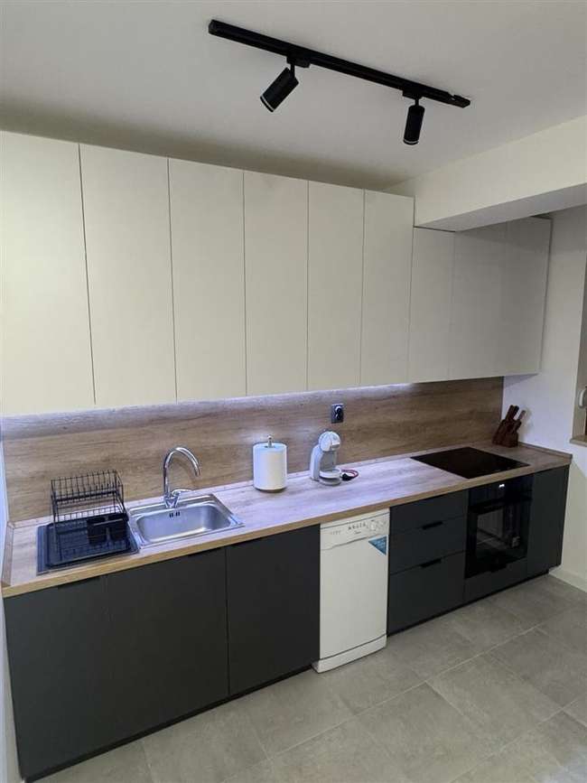 Се изнајмува 3-собен стан во Центар, Католичка - 3