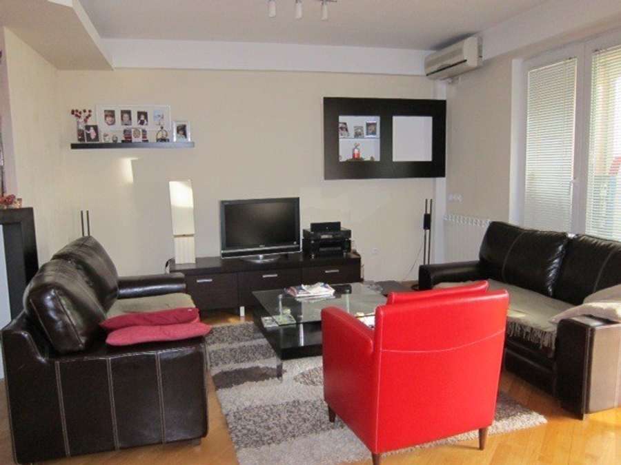 Се издава наместен 3-собен стан во Центар, 50-та Дивизија - 1