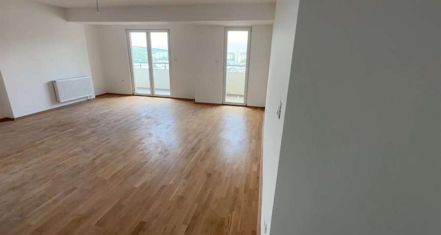 Се продава троосбен стан во комплексот Космос - 1