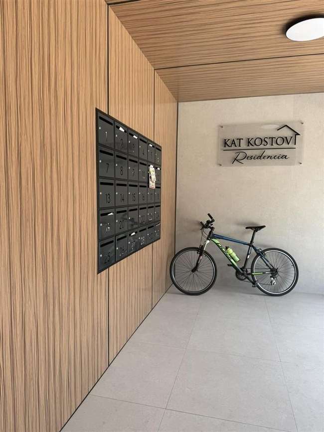 SE IZDAVA NOV PRAZEN 4-SOBEN STAN VO CENTAR-JUMBO - 3