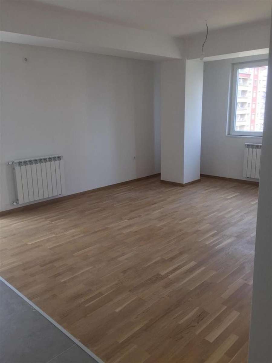 SE IZDAVA PRAZEN STAN ZA KANCELARIJA VO AERODROM-TOBAKO 2 - 1