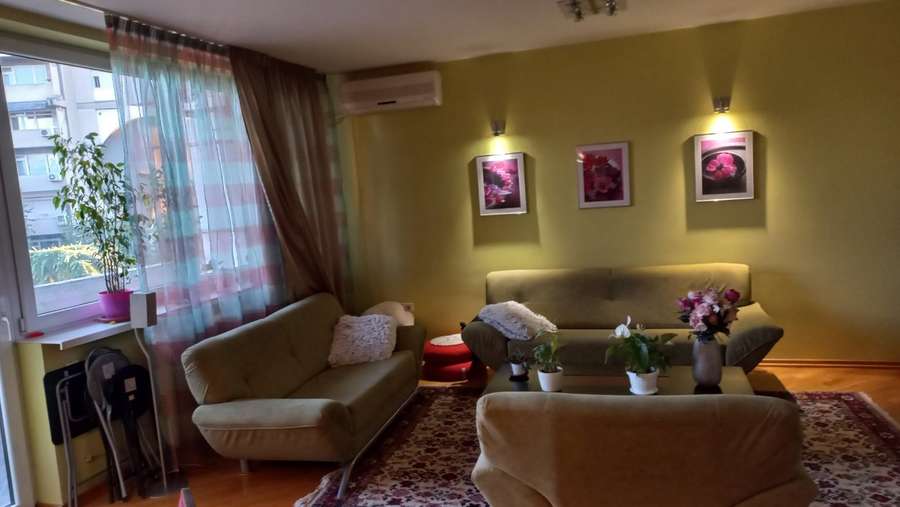 Се изнајмува 3-собен стан во Центар, Соборен храм - 1