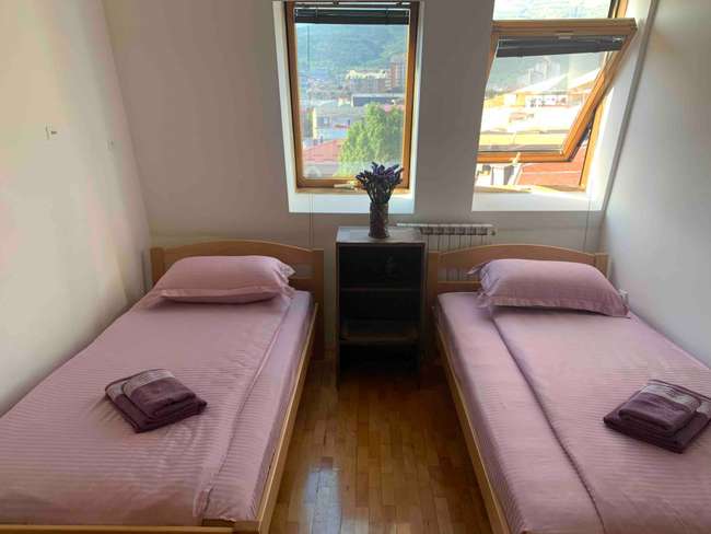 SE IZDAVA NAMESTEN DVOSOBEN STAN VO CENTAR-UNIVERZALNA - slika 2