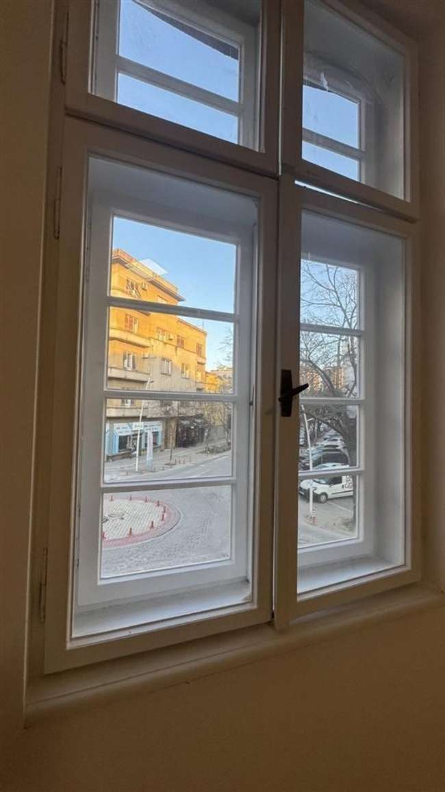 SE IZDAVA PRAZEN KANCELARISKI PROSTOR VO DEBAR MAALO-HEMPRO - slika 2